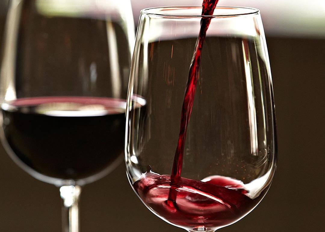 Два бокала красного вина