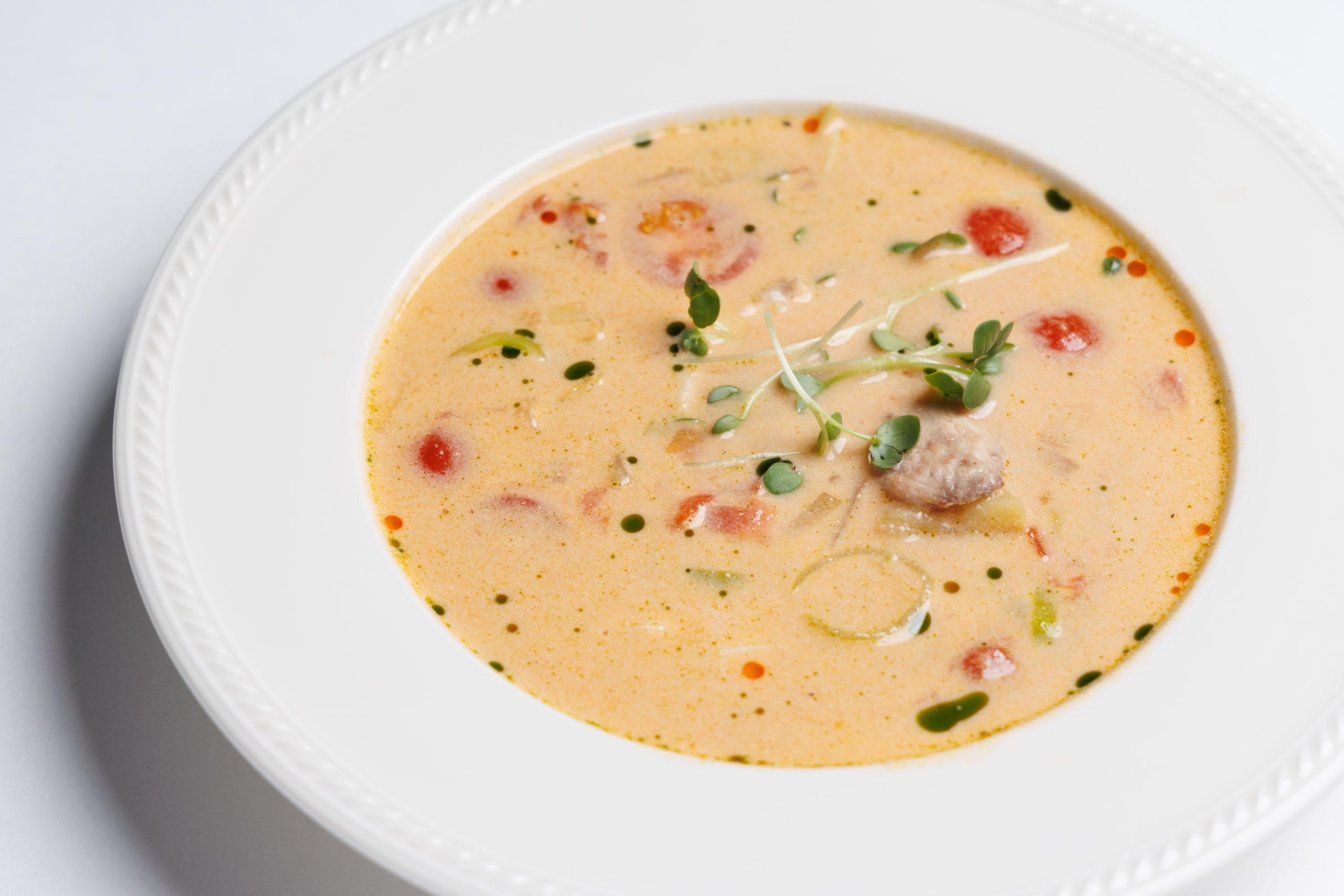 Томатно-сливочный суп с белой рыбой и воронежским осетром